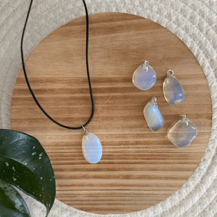 Baby Natura Opaliet edelsteen hanger – Rust & Helderheid